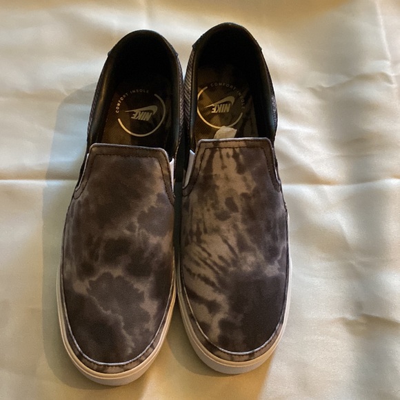 Men’s Nike Slip On Shoes - Picture 3 of 7